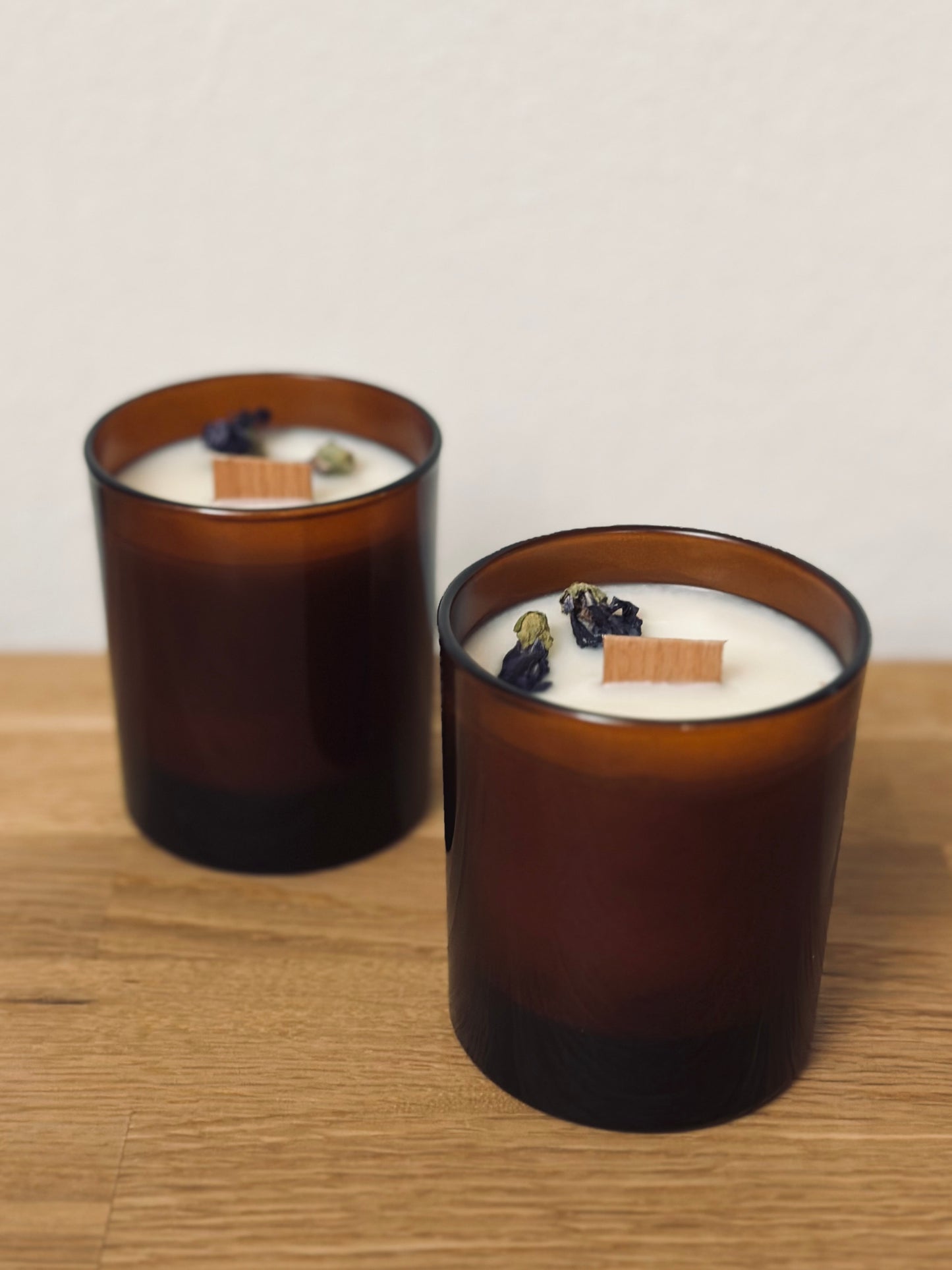 Aromatische Kerze im Bernsteinglas – Patchouli mit Holzdocht