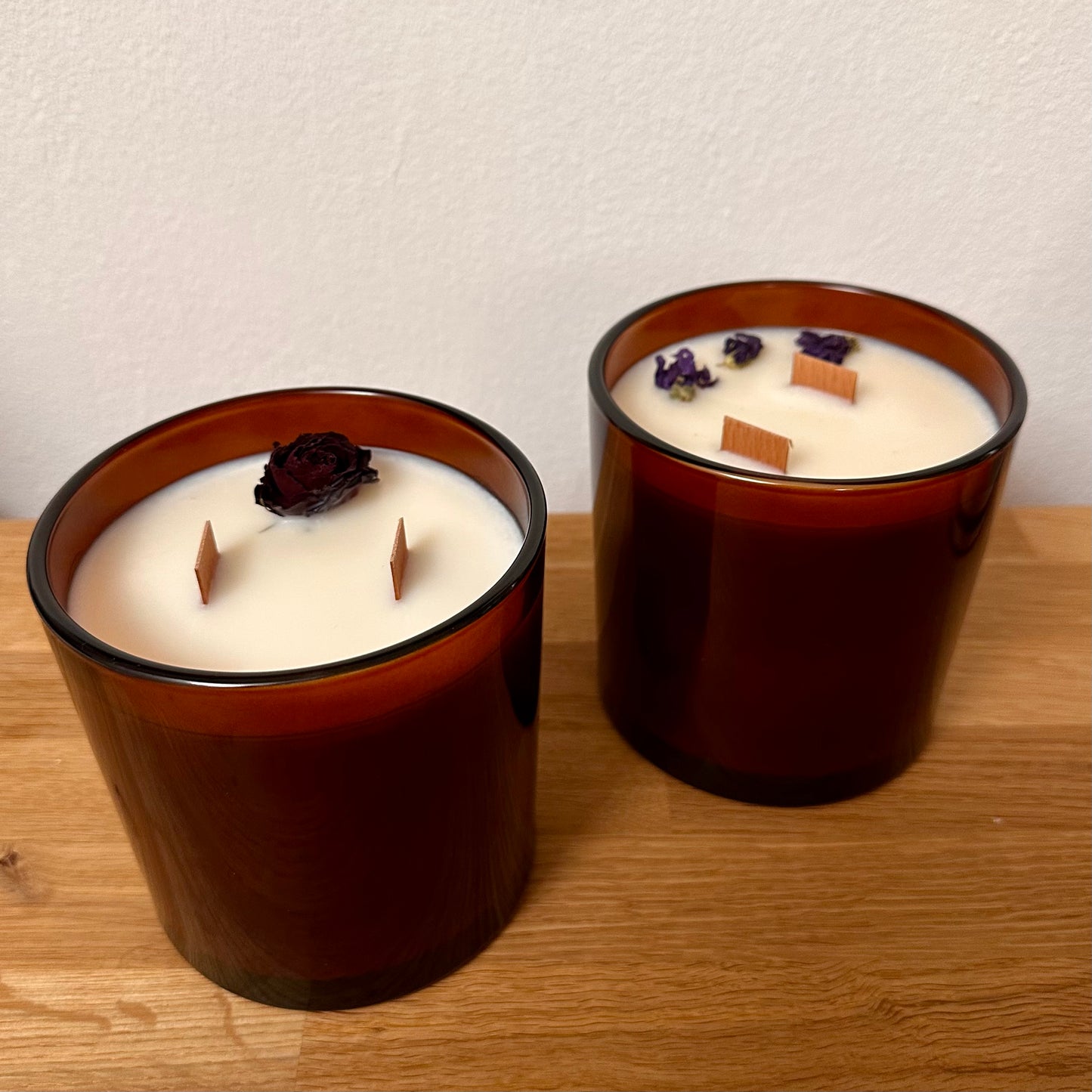 Duftkerze im Bernsteinglas – Rose & Zwetschke mit Holzdocht