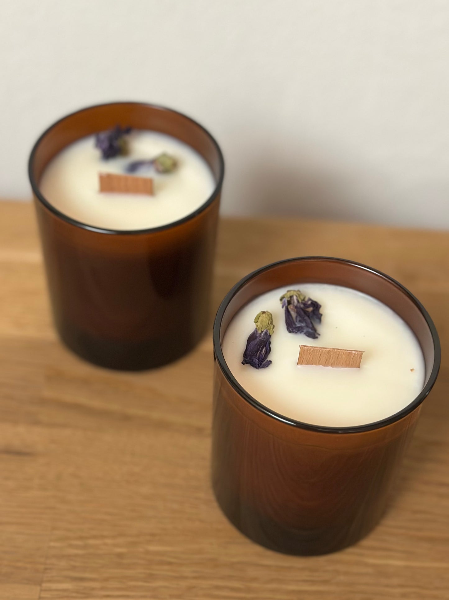 Aromatische Kerze im Bernsteinglas – Patchouli mit Holzdocht