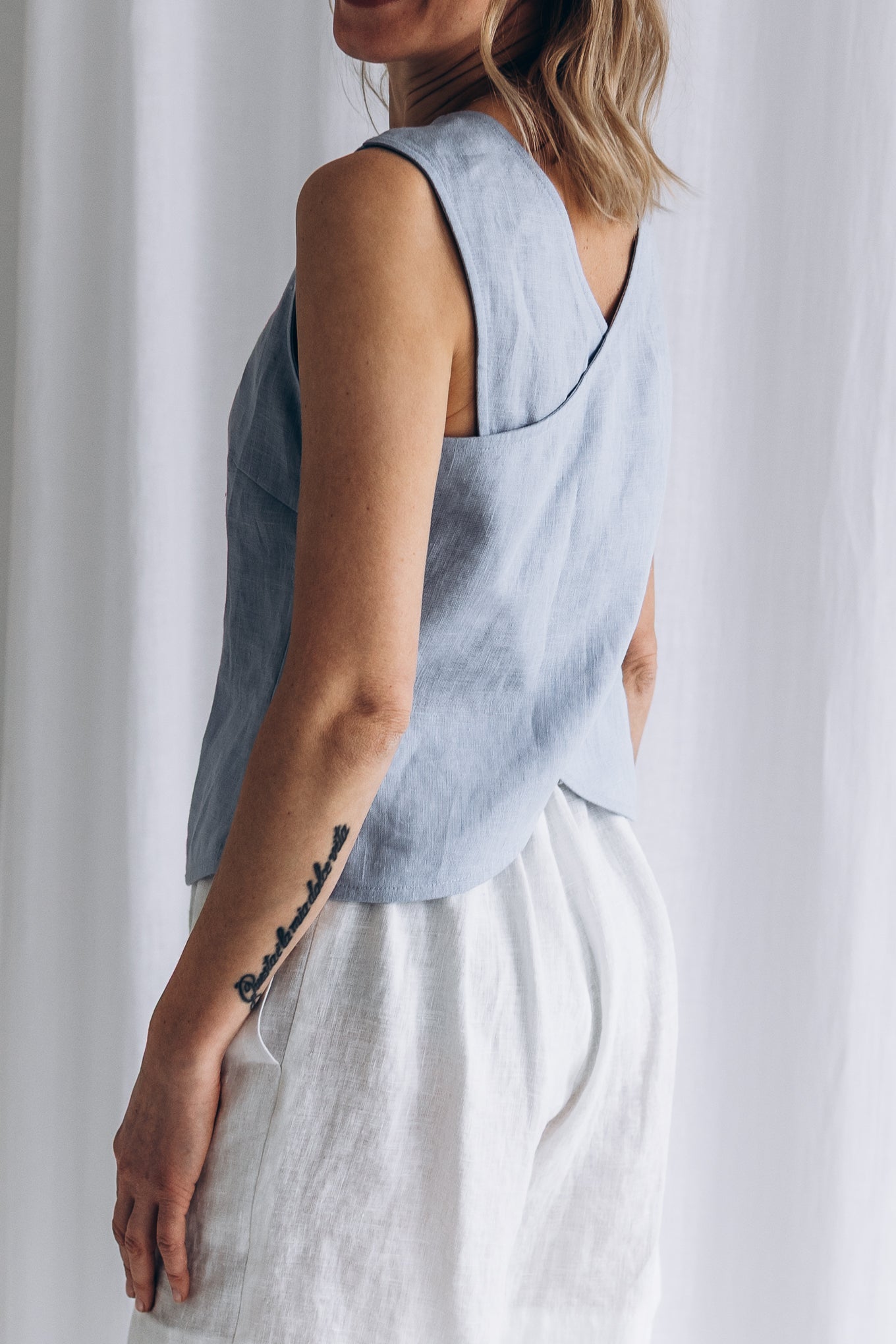 Linen Top with Crossed Back "Vicky"